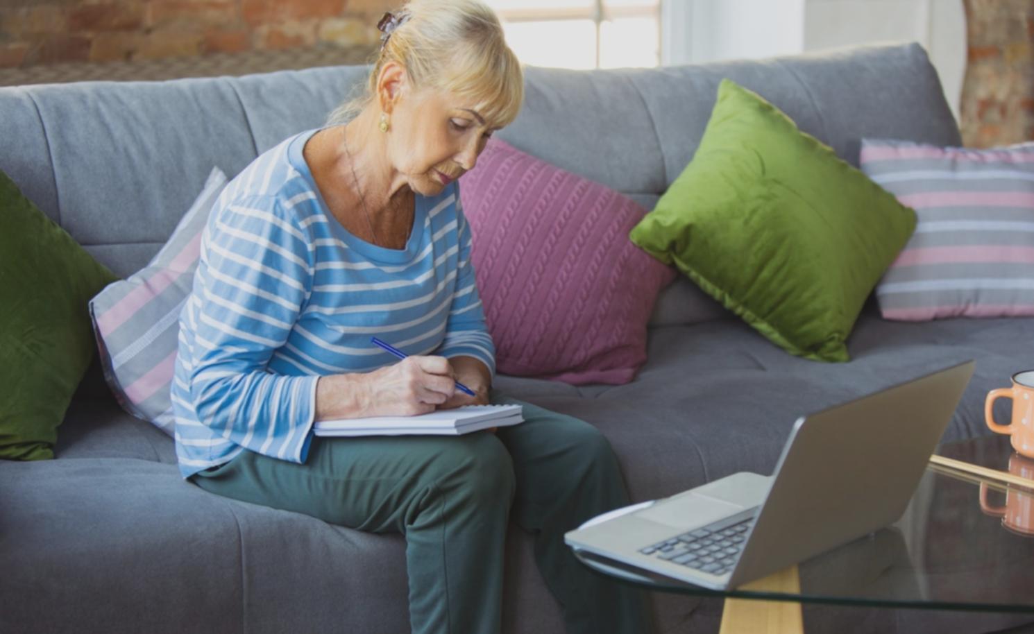 Professionnels travaillant sur des analyses financières